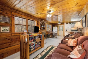 Smart-TV, Kamin, DVD-Player, Tischfußball