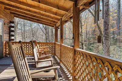 ROCKY TOP LOG CABIN-PET FRIENDLY