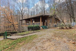 Exterior - ROCKY TOP LOG CABIN-PET FRIENDLY (MAGGIE VALLEY)