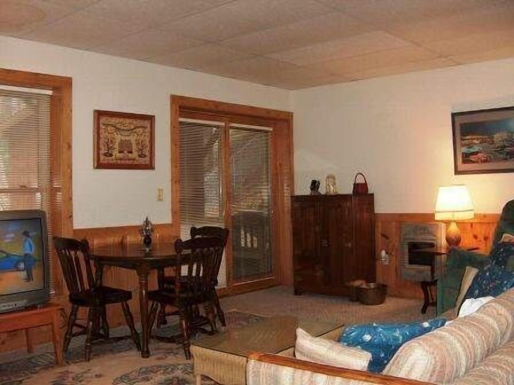 ROCKY TOP LOG CABIN-PET FRIENDLY