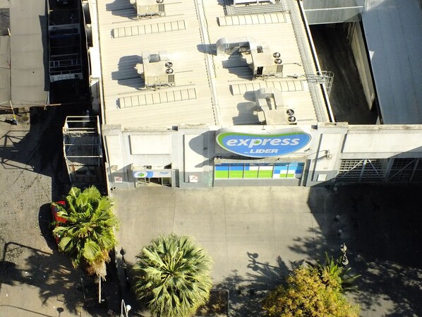 A parking lot with a sign for 'express de Lider'. - Enjoy The Properties Of Living In The Center Of The City (Santiago Centro) (Santiago)
