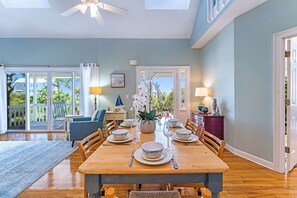 Dining - Relaxing Home Away from Home! Pets, Private Pool, Steps to Beach- a rare find! (Eastpoint)