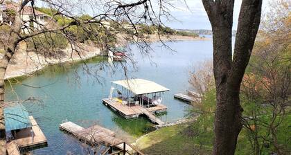 5BR + / 4BA Waterfront Family Retreat nukkuu 12 mukavasti.