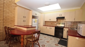 Réfrigérateur, micro-ondes, plaque de cuisson, lave-vaisselle