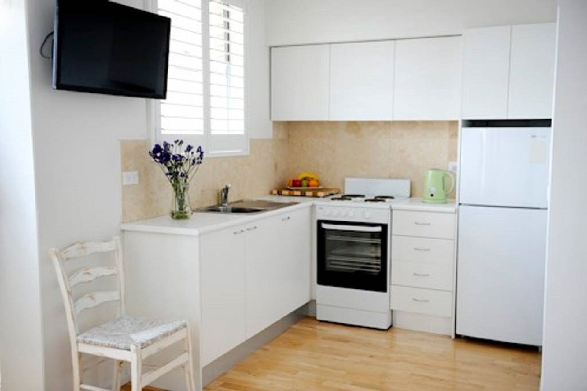 Studio 10 in heart of Bondi  with balcony and shared roof top pool