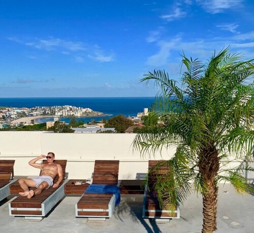 Studio 10 in het hart van Bondi met een balkon en een gedeeld zwembad op het dak