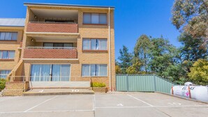 A multi-story apartment building with a parking lot in front. - Central Park - 10/1 Snowy River Avenue (Jindabyne)