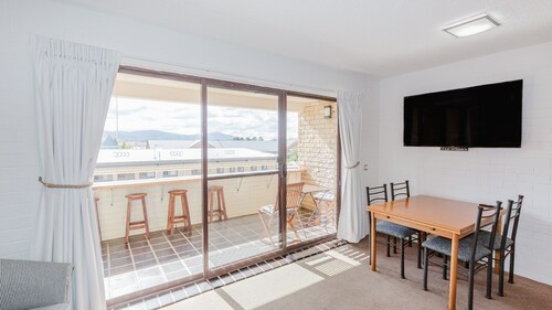 Central Park - 10/1 Snowy River Avenue