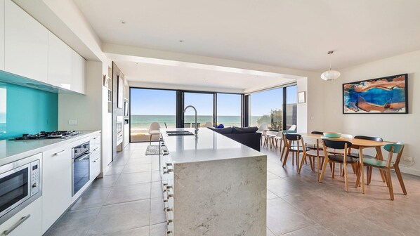 Fridge, oven, stovetop, dishwasher - Aqua Mist - floor to ceiling ocean-views (Port Fairy)