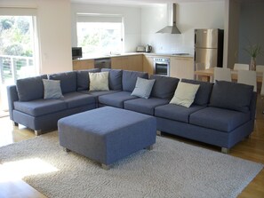 Älytelevisio, DVD-soitin, kirjoja, musiikkikirjasto