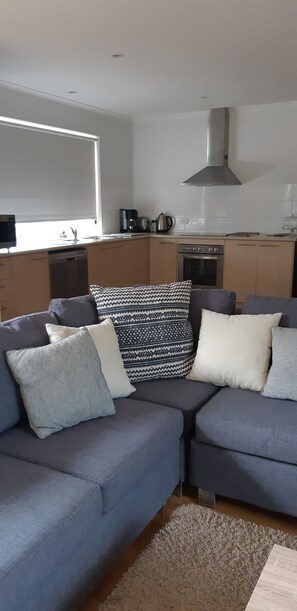 Smart TV, DVD player, books, music library - Seagrass - walk to beach sunsets, starry nights (Venus Bay)