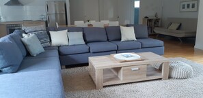 Älytelevisio, DVD-soitin, kirjoja, musiikkikirjasto