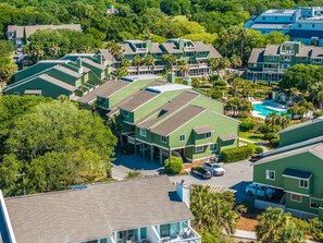 Un quartier résidentiel comprenant plusieurs maisons à deux étages, une piscine et un espace de stationnement.