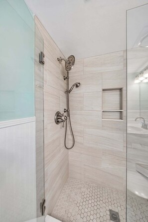 Ensemble douche/baignoire, sèche-cheveux, serviettes fournies