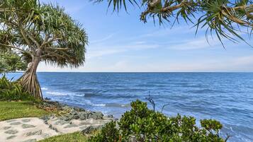 In Strandnähe, Liegestühle, Strandtücher