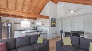 Ein geräumiger Wohnbereich mit Küche, Essbereich und Deckenventilator.