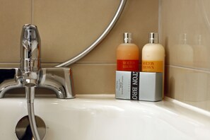 行政公寓, 2 張標準雙人床, 非吸煙房 | 浴室 | 淋浴/浴缸二合一、免費盥洗用品、毛巾