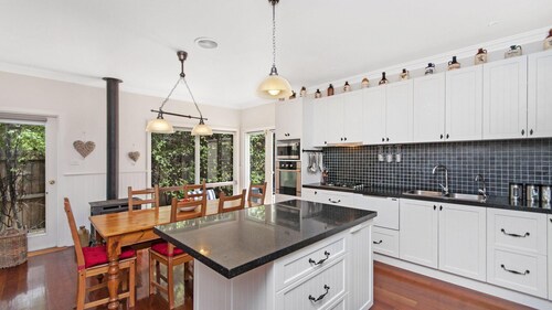 Railway Cottage - stylishly renovated historic property across the road from the Moyne River