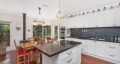 Railway Cottage - stylishly renovated historic property across the road from the Moyne River