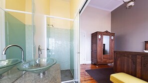 Douche, articles de toilette gratuits