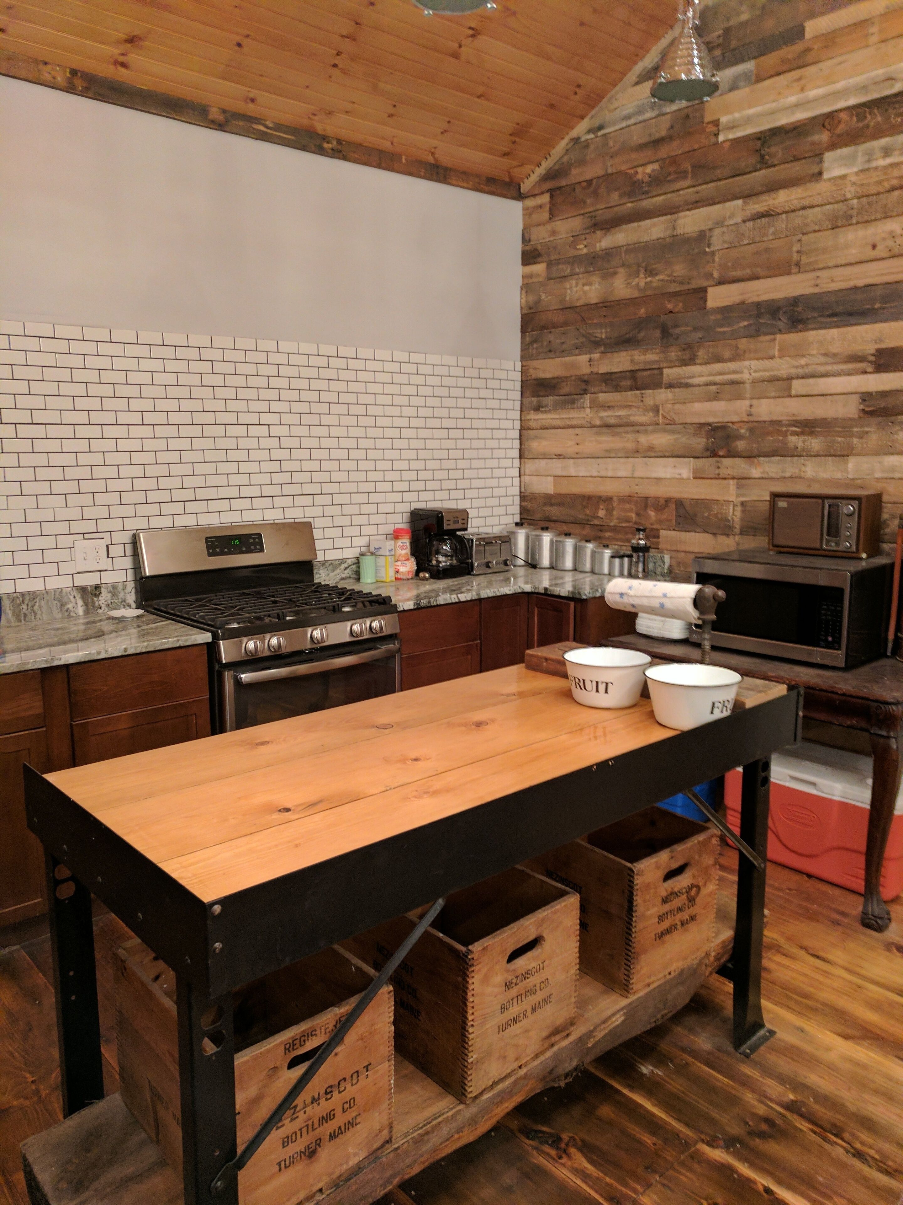 Cottage with large entertainment area, deck and privacy.  Close to Head Beach