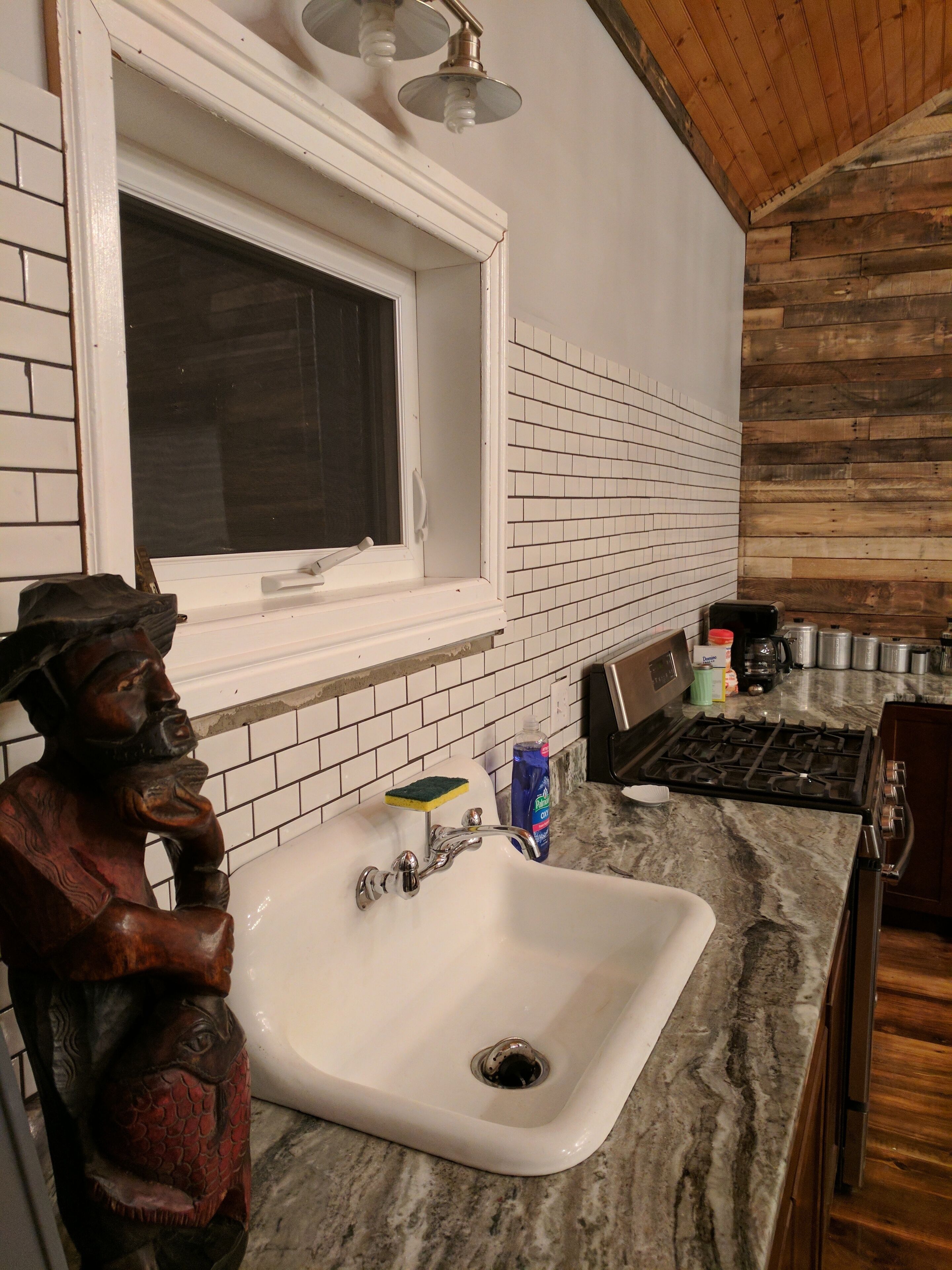 Cottage with large entertainment area, deck and privacy.  Close to Head Beach