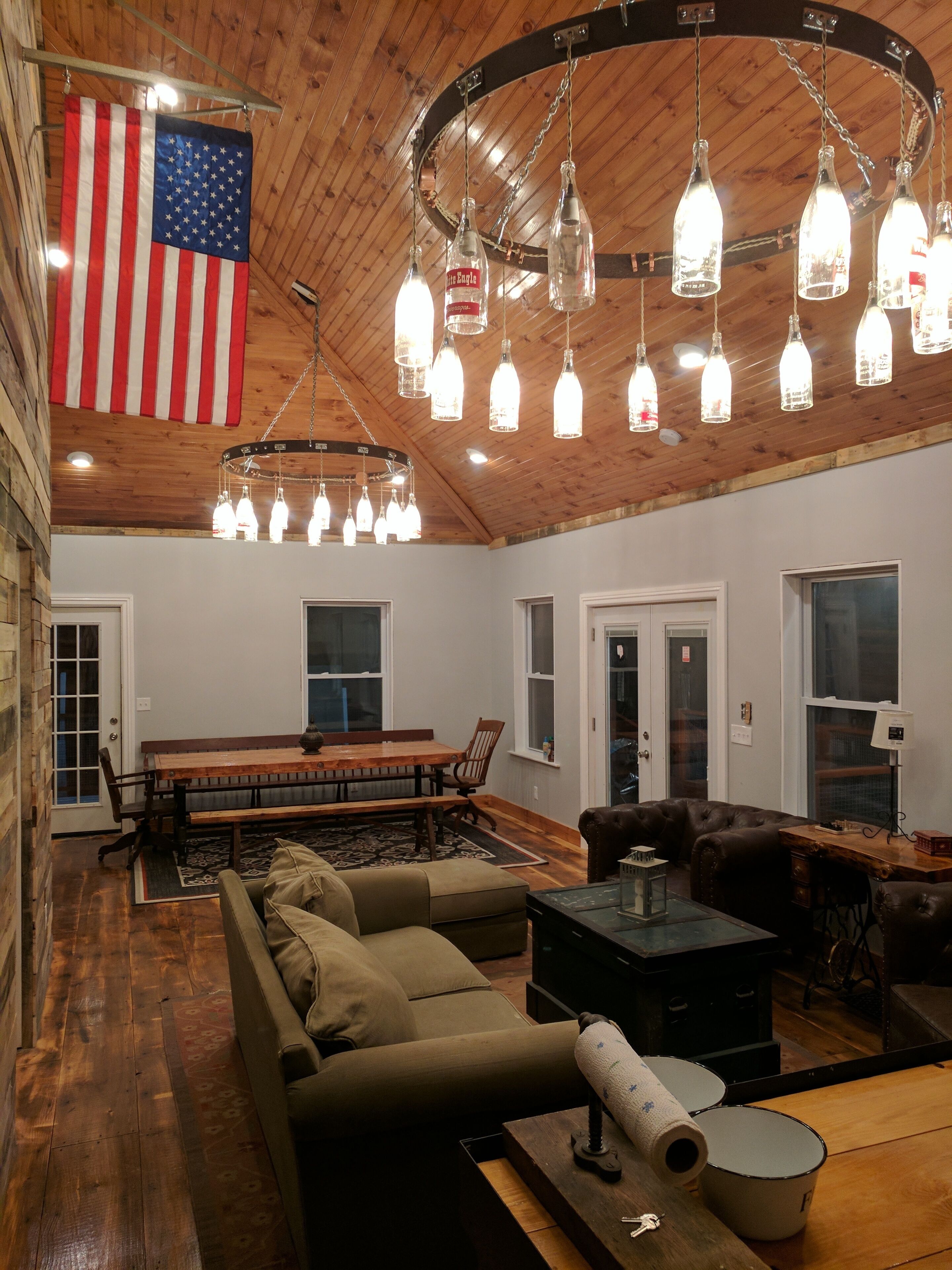 Cottage with large entertainment area, deck and privacy.  Close to Head Beach