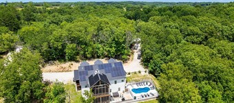 Ny moderne gård ligger på 8 hektar jord i Ozark bjergene nær Big Cedar Lodge