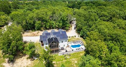 Nueva granja moderna se encuentra en 8 acres de tierra en las montañas Ozark cerca de Big Cedar Lodge