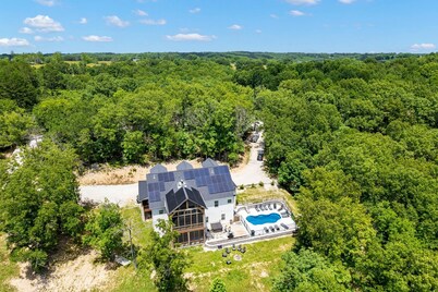 Mini private Resort Lodge! Private Pool & Hot Tub, Game Tables, Zip Line, 20 acres w/Walking Trails!