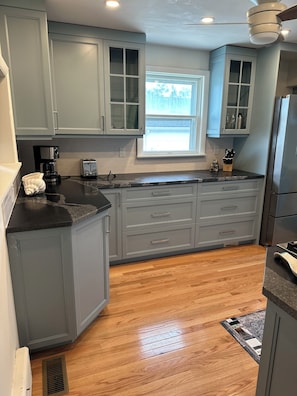 Jääkaappi, mikroaaltouuni, uuni, liesi