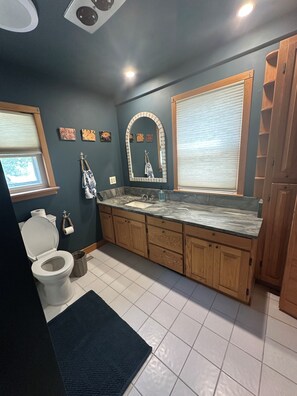 Ensemble douche/baignoire, sĂšche-cheveux, papier toilette