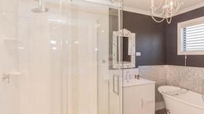 Combined shower/bathtub, towels - Oak & Barrell - 7 Twynam Street (Jindabyne)