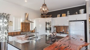 Fridge, microwave, oven, stovetop - Oak & Barrell - 7 Twynam Street (Jindabyne)
