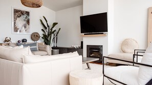 Een smart-tv, een open haard en een dvd-speler
