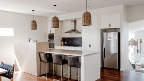 Fridge, oven, stovetop, dishwasher - Escape 2 Brophy - Southern Ocean Views (Port Fairy)