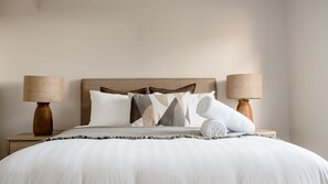 5 bedrooms, iron/ironing board, WiFi, bed sheets