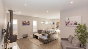 TV, fireplace - 43A Twynam Street - Snowfall (Jindabyne)