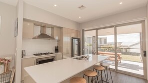 Fridge, microwave, oven, stovetop - 43A Twynam Street - Snowfall (Jindabyne)