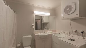 Combined shower/bathtub, towels