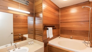 Ensemble douche/baignoire, baignoire à jets, serviettes fournies