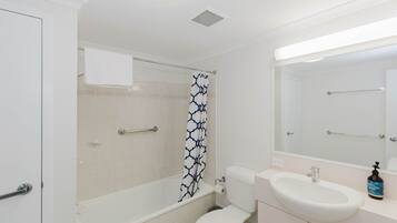 Combinació de dutxa i banyera i tovalloles