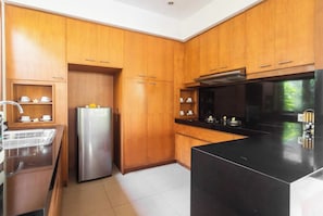 Fridge, microwave, oven, coffee/tea maker