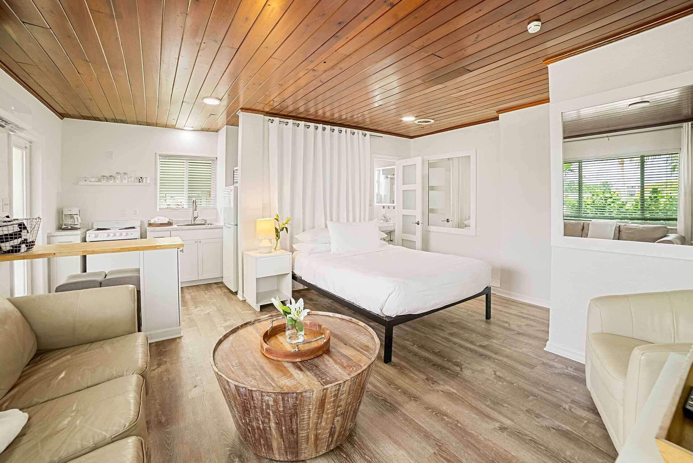 Luxury Beachside Studio with Private Beach and Bay on Casey Key