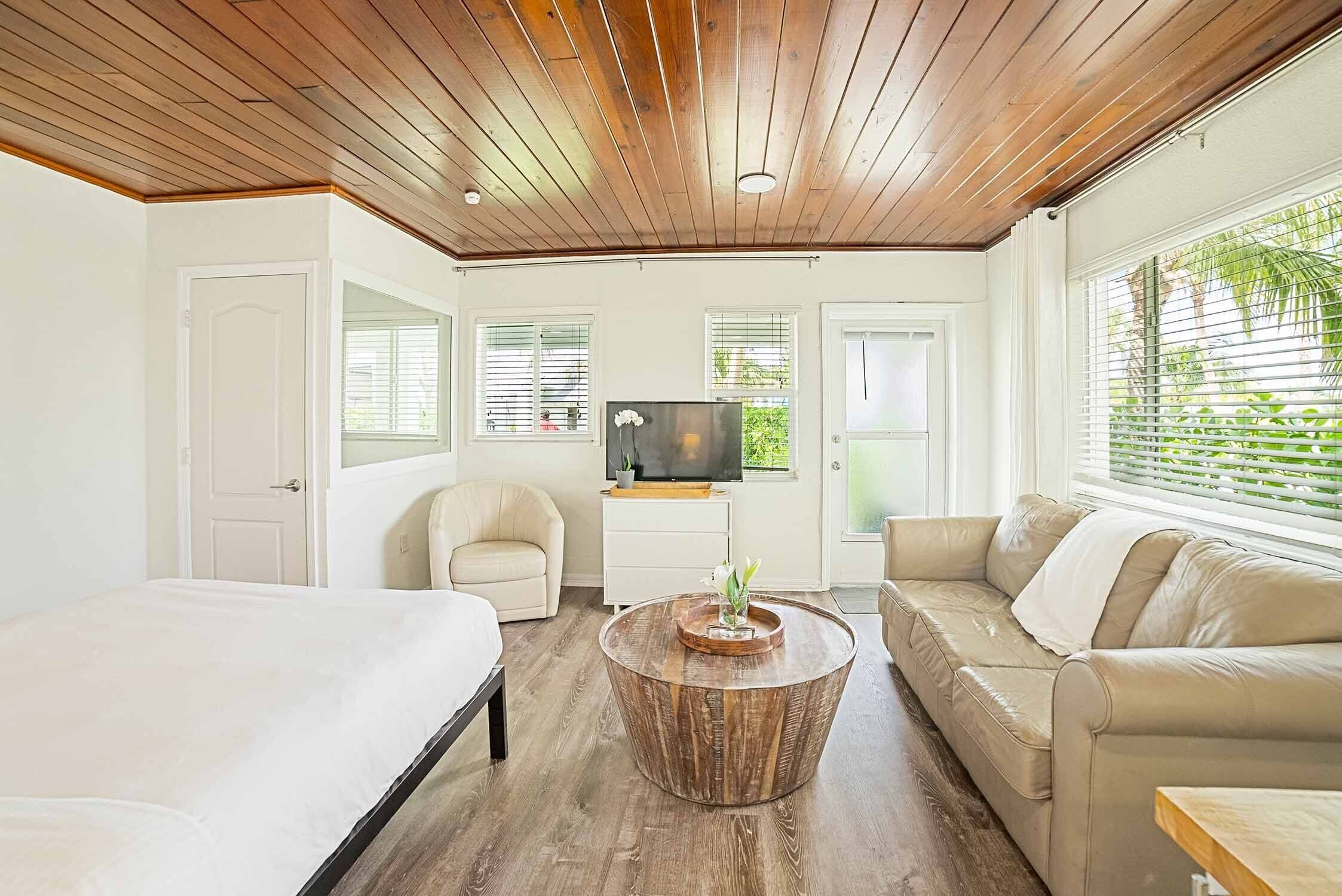 Luxury Beachside Studio with Private Beach and Bay on Casey Key