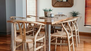 Dining - Hearns Beachside Villa 8 (Port Fairy)