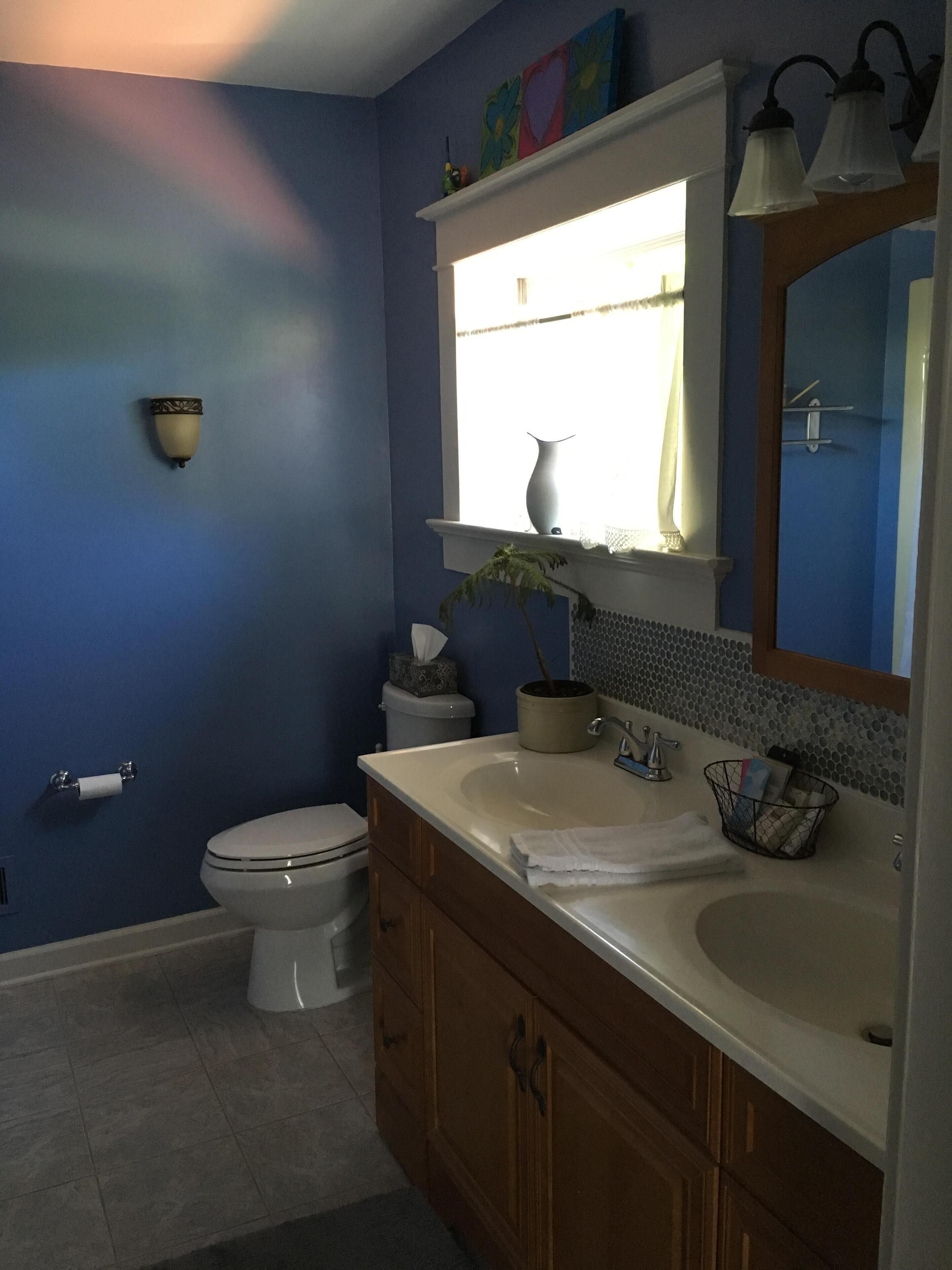 A beautiful spacious room in a historic house right downtown by the waterfront.