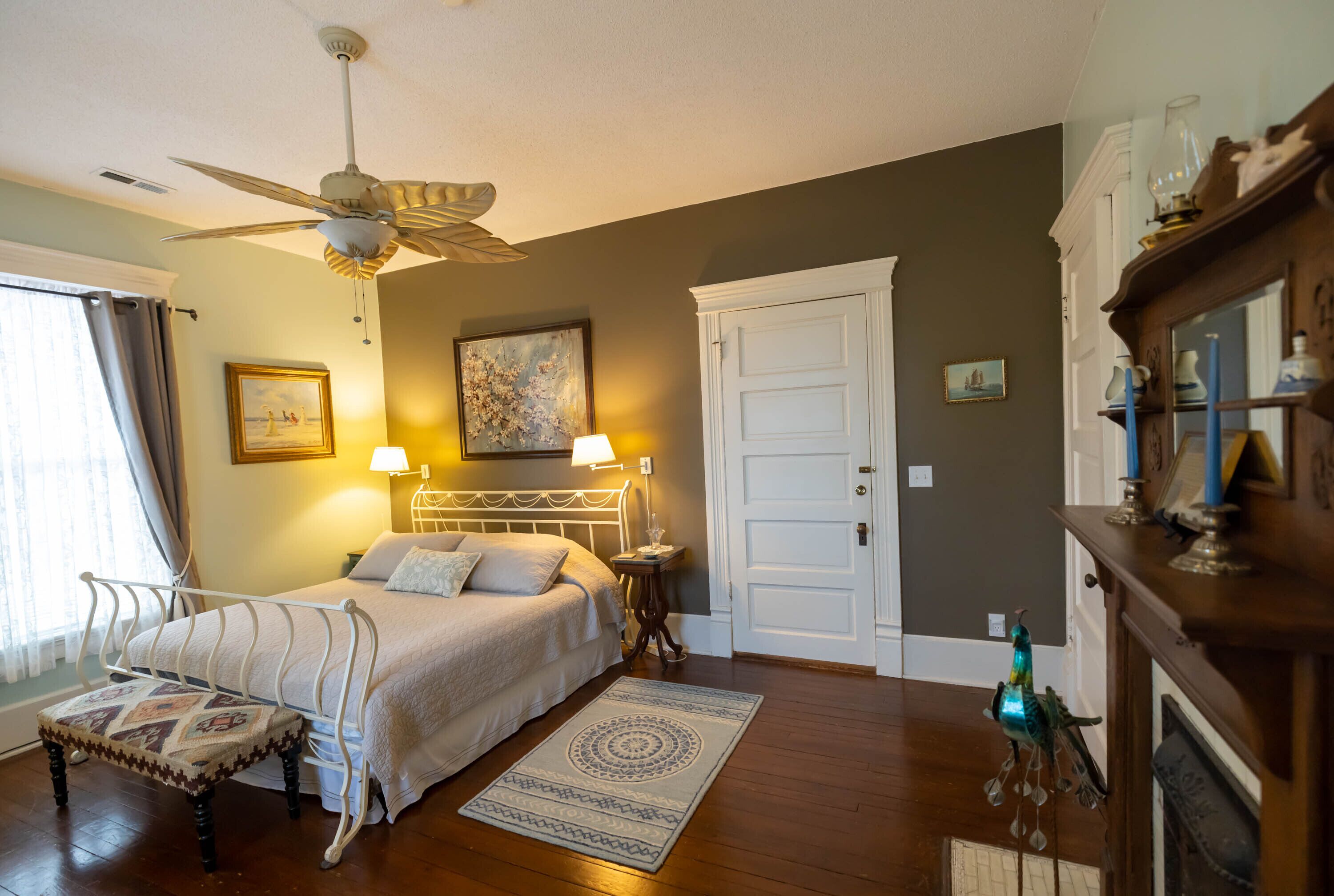 A beautiful spacious room in a historic house right downtown by the waterfront.