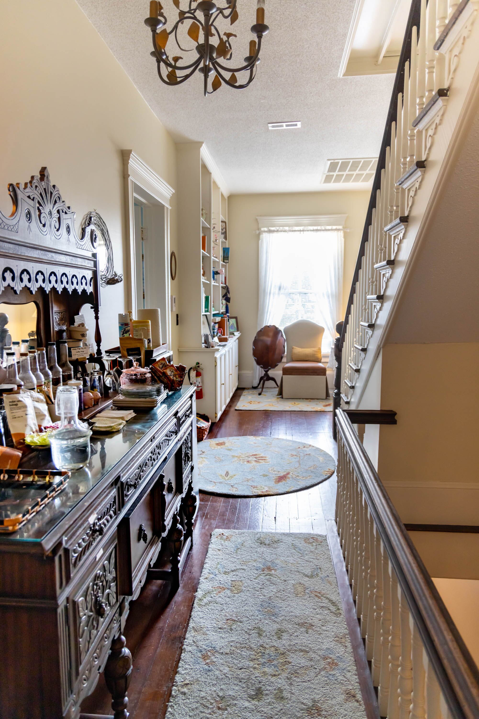 A beautiful spacious room in a historic house right downtown by the waterfront.