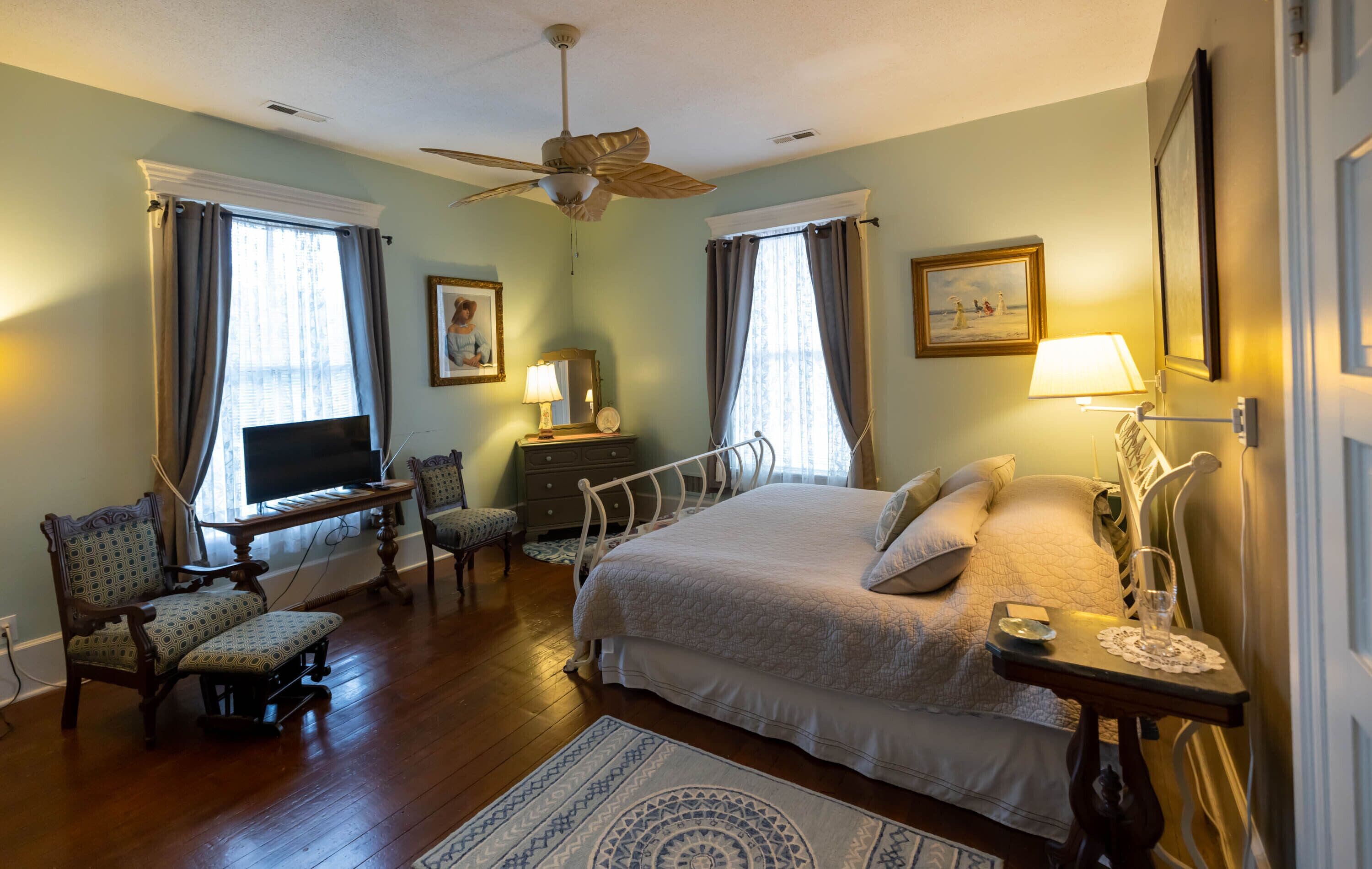 A beautiful spacious room in a historic house right downtown by the waterfront.